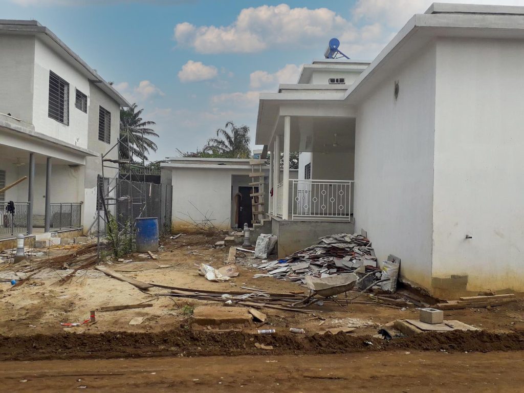 travaux-assainissement-et-voirie-a-indenie-abidjan-07