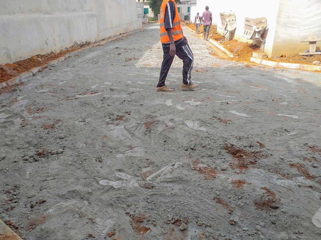 travaux-assainissement-et-voirie-a-indenie-abidjan-14