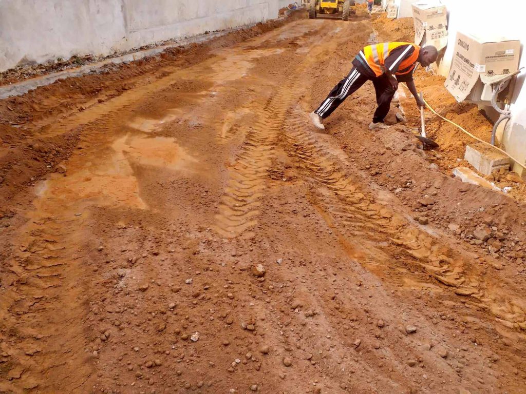 travaux-assainissement-et-voirie-a-indenie-abidjan-16